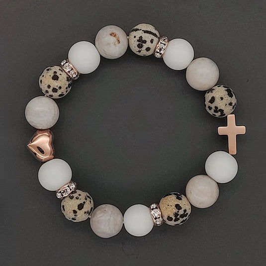 Ružovobiely srdiečkový kresťanský náramok s dalmatínskym jaspisom - Gracefolk